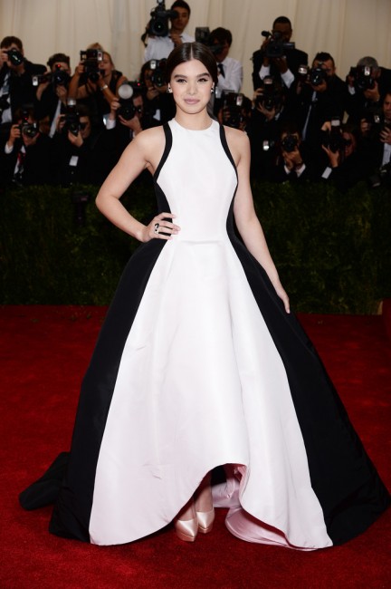 Hailee Steinfield in Prabal Gurung