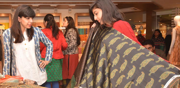 Mehreen Chaudhary, Sadaf Zarrar and Foha Raza raid the Gul Ahmed Store