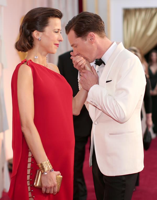 Benedict Cumberbach kisses Sophie Hunter at Oscars