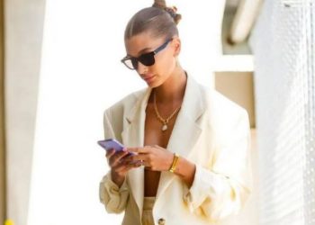 5 CAPSULE WARDROBE ITEMS TO OWN IN 2022